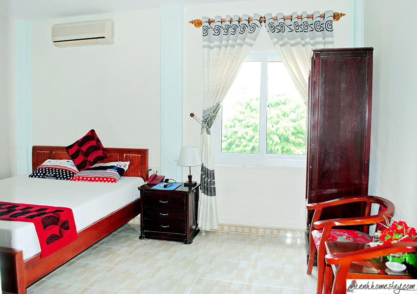 Hậu cho biết để tránh mọi sự nghi ngờ theo dõi, cả hai sẽ thuê phòng nghỉ tại địa điểm kín đáo và Bình buộc phải nhận lời với mục đích đòi lại được đoạn phim mà Hậu đã quay lén. Như mọi khi, Hậu đòi hỏi Bình phải cho quan hệ. Và anh ta lại tiếp tục ghi lại cuộc ái ân bằng ĐTDĐ. Sau đó giữa Bình và Hậu xảy ra cãi vã. Tất cả những từ ngữ khó chịu nhất được quăng vào nhau khiến sự tự ái bị dồn lên đến đỉnh điểm. Bình chỉ nghĩ, cuộc đời mình như vậy là chấm hết, mình sẽ không thể lấy được người khác nếu như Hậu vẫn còn giữ đoạn phim. (Ảnh minh họa, nguồn internet) 