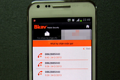 Ngay từ lúc gặp mặt, Bình đã có ý cảm mến người thanh niên có giọng nói ngọt ngào này. Và khi nhận được những tin nhắn yêu thương của anh ta, cô cũng đáp trả bằng những lời lẽ nhiệt thành. Rồi Hậu xuất hiện tại cửa hàng của Bình thêm vài lần nữa và cả hai đã chính thức nói lời yêu. Cô gái vùng cao đã có những ngày tháng sống trong men say của hạnh phúc, tin tưởng vào một đám cưới tuyệt vời với người tình. Những khi xa nhau, có buổi Bình ngủ quên, khi tỉnh dậy thấy trong máy báo tới gần trăm cuộc gọi nhỡ của Hậu. Anh ta cũng nhắn cho cô mấy chục tin một ngày để bày tỏ tình yêu. (Ảnh minh họa, nguồn internet) 
