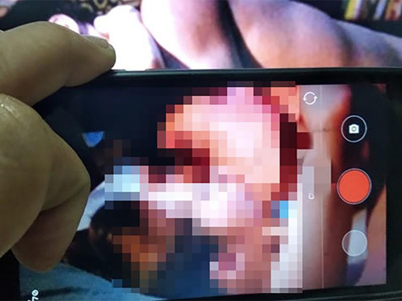 Hậu còn dọa, nếu cô dám chia tay, hắn sẽ tung những đoạn clip quay cảnh ân ái của hai người lên mạng để tất cả mọi người đều biết. Lòng tự trọng của cô bị tổn thương, không biết bao nhiêu nước mắt đã đổ xuống, nhưng cô vẫn không dám rời xa con người bội bạc ấy vì lo sợ. Ngày 10/11, Hậu điện thoại yêu cầu Bình xuống Hà Nội để giải quyết dứt điểm mối quan hệ giữa hai người. Đến bến xe Mỹ Đình là 14h, Hậu đi trên xe ôtô 4 chỗ ra đón cô, rồi hai người cùng đi ăn bún chả. (Ảnh minh họa, nguồn internet) 