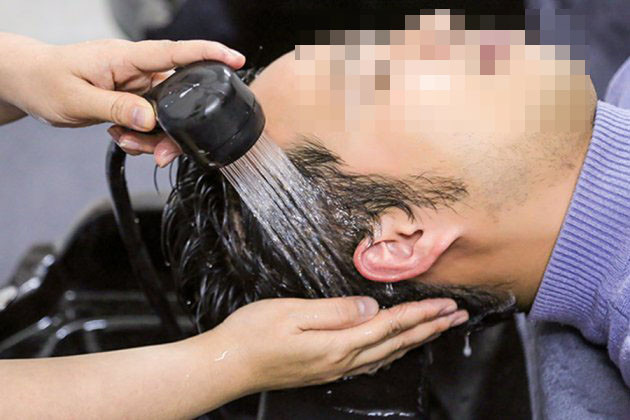 Một buổi chiều, cách cái ngày xảy ra vụ án khoảng chừng vài tháng, trong khi quán đang vắng khách thì một chiếc xe ôtô 4 chỗ đỗ xịch trước cửa. Một thanh niên với dáng trẻ trung, thanh lịch bước vào quán yêu cầu cô chủ xinh xắn gội đầu cho mình. Qua câu chuyện, Bình biết anh ta tên là Hậu và vẫn là “giai tân”, hiện đang kinh doanh buôn bán tại Thái Nguyên, thi thoảng lên Hà Giang đưa hàng. Câu chuyện trở nên rôm rả khi người thanh niên biết cô chủ quán khéo tay cũng chưa có gia đình. Họ đã cho nhau số điện thoại. Mấy hôm sau, Bình nhận được tin nhắn của người thanh niên, nói anh ta đã thầm thương trộm nhớ cô và mong muốn được “chăm sóc” cô. (Ảnh minh họa, nguồn internet)