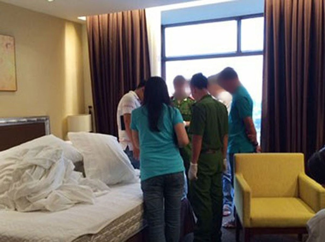 Thông tin được báo về Công an phường Mai Dịch. Cùng lúc đó, cô gái mở cửa phòng và yêu cầu nhân viên nhà nghỉ gọi hộ một xe taxi. Tuy nhiên, khi xe taxi chưa kịp đến thì lực lượng Công an đã có mặt và yêu cầu cô gái quay trở về phòng nghỉ để làm rõ. Khi cánh cửa phòng nghỉ vừa mở, mọi người bàng hoàng khi vấp phải một thanh niên nằm sấp trên nền nhà trong vũng máu, trên người có rất nhiều vết đâm. Gần đó, một con dao gọt hoa quả bị gãy lưỡi. Người thanh niên được xác nhận đã tử vong, còn cô gái được đưa về trụ sở Công an phường để làm rõ. (Ảnh minh họa, nguồn internet)