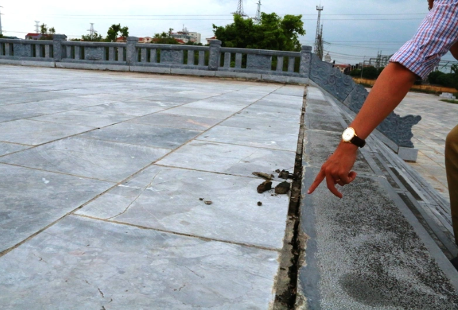 Đại diện UBND thành phố Ninh Bình cho biết, công tác GPMB được triển khai thực hiện từ năm 2010 với tổng số 181 hộ gia đình bị ảnh hưởng thuộc tổ dân phố Mía Đông, phường Ninh Khánh. Sau nhiều năm, đến nay công tác GPMB vẫn đang được đơn vị này... gấp rút thực hiện. Nhiều hạng mục vừa thi công xong đã xuất hiện những vết nứt “không đáng có”. Những hạng mục được xây dựng bằng đá xanh nguyên khối nhưng do không được duy tu, bảo dưỡng đã có dấu hiệu xuống cấp sau thời gian để phơi nắng phơi mưa. 