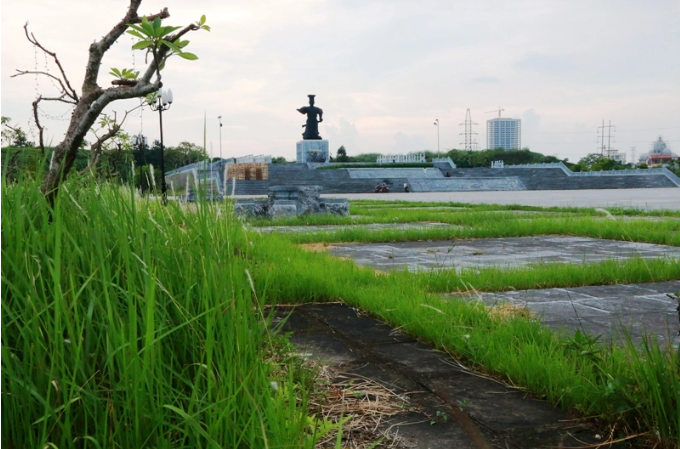  Quảng trường, tượng đài nghìn tỷ dở dang, hoang phế: Được UBND tỉnh Ninh Bình phê duyệt đầu tư xây dựng năm 2009, dự án Quảng trường và tượng đài Đinh Tiên Hoàng Đế là một trong những công trình trọng điểm của tỉnh. Công trình nằm tại phường Ninh Khánh, thành phố Ninh Bình với diện tích quy hoạch 34,23ha, tổng mức đầu tư là 1.543 tỷ đồng từ vốn ngân sách Nhà nước và nguồn huy động hợp pháp khác. Dự kiến khi đưa vào sử dụng, quảng trường và tượng đài Đinh Tiên Hoàng Đế sẽ là khu trung tâm văn hóa cộng đồng quy mô lớn, đáp ứng các hoạt động văn hóa của tỉnh Ninh Bình.