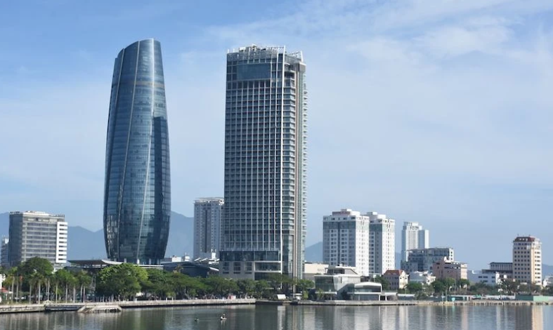 Khu B có diện tích 2,37ha, tại bến du thuyền (cảng sông Hàn). Khu C có diện tích 3,16ha, được giới hạn bởi các đường Trần Phú, Quang Trung, bờ Tây sông Hàn, cầu Sông Hàn. Quy hoạch và thiết kế kiến trúc, cảnh quan khu vực quảng trường yêu cầu phải phù hợp với định hướng của Đồ án điều chỉnh quy hoạch chung của thành phố đến năm 2030 tầm nhìn đến 2045 đã được phê duyệt, khu vực quy hoạch được xác định là quảng trường trung tâm của thành phố.