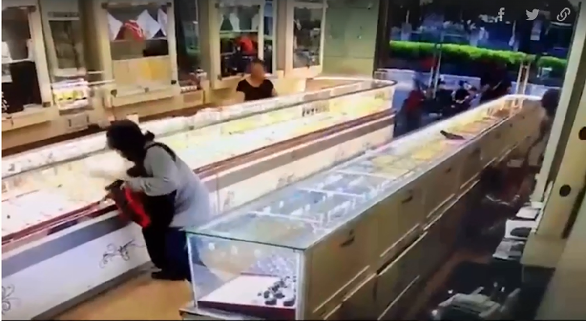  Đôi nam nữ cầm súng, búa cướp tiệm vàng: Khoảng 17h25 ngày 23/9, tiệm vàng Kim Khoa, phường Ba Ngòi, TP Cam Ranh, đông khách hàng. Thấy hai nghi phạm cầm súng, búa, mọi người hoảng hốt bỏ chạy. Tại quầy bán hàng, hai nhân viên quỳ xuống khi bị tên cướp uy hiếp. Một số người chạy vào trong nhà. Theo hình ảnh camera an ninh, nghi phạm nữ đội mũ, bịt mặt, đeo balô phía trước, ào vào tiệm dùng búa đập liên tục vào cửa kính, lấy vàng nhét vào balô mở sẵn khoá. Tên còn lại cầm súng uy hiếp một số nhân viên, rồi chạy ra cửa canh chừng. Sau chưa đầy một phút, cả hai lên xe máy bỏ chạy. Chủ tiệm ước tính tài sản bị mất khoảng 700-800 triệu đồng.