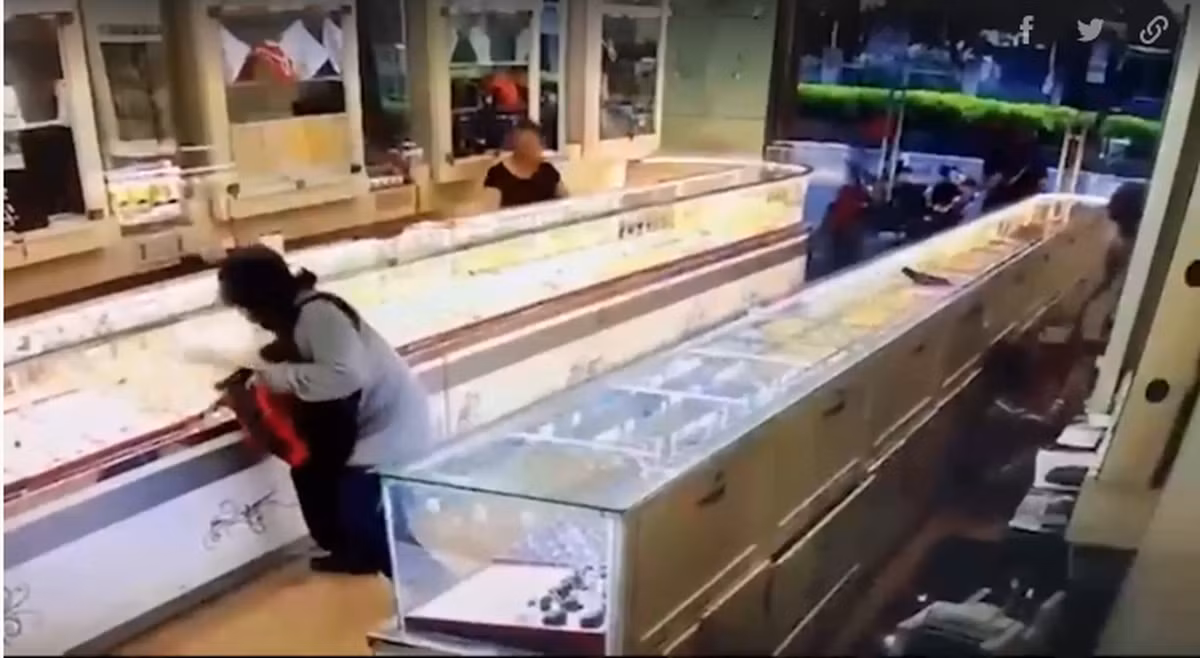  Đôi nam nữ cầm súng, búa cướp tiệm vàng: Khoảng 17h25 ngày 23/9, tiệm vàng Kim Khoa, phường Ba Ngòi, TP Cam Ranh, đông khách hàng. Thấy hai nghi phạm cầm súng, búa, mọi người hoảng hốt bỏ chạy. Tại quầy bán hàng, hai nhân viên quỳ xuống khi bị tên cướp uy hiếp. Một số người chạy vào trong nhà. Theo hình ảnh camera an ninh, nghi phạm nữ đội mũ, bịt mặt, đeo balô phía trước, ào vào tiệm dùng búa đập liên tục vào cửa kính, lấy vàng nhét vào balô mở sẵn khoá. Tên còn lại cầm súng uy hiếp một số nhân viên, rồi chạy ra cửa canh chừng. Sau chưa đầy một phút, cả hai lên xe máy bỏ chạy. Chủ tiệm ước tính tài sản bị mất khoảng 700-800 triệu đồng.