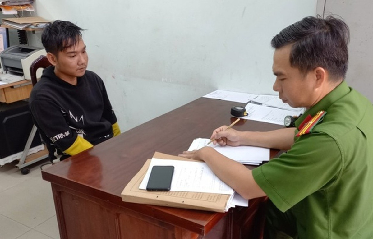  Nam thanh niên giả vờ mua, sau đó cướp: Ngày 23/9, Dương Thành Đạt (27 tuổi, ngụ phường Hiệp Thành, TP Ngã Bảy, Hậu Giang) chạy xe máy BS 95E1- 491.02 đến tiệm vàng K.P (thị trấn Bến Lức, huyện Bến Lức, Long An). Tại đây, Đạt yêu cầu chủ tiệm mang vàng ra để lựa mua. Khi chủ tiệm đưa ra 2 chiếc nhẫn và 4 lắc tay bằng vàng để thử, Đạt trả lại 2 nhẫn, 2 lắc tay; còn 2 lắc tay (trọng lượng 18 chỉ, trị giá 70 triệu đồng) Đạt đeo vào tay rồi bất ngờ chạy ra xe tẩu thoát. Chủ tiệm vàng đuổi theo và tri hô, được người dân xung quanh trợ giúp khống chế bắt giữ Đạt.