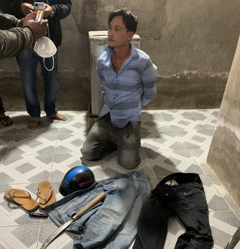  Thợ xây cướp tiệm vàng rồi mua bia rủ bạn đến nhậu: Ngày 31/1, Huỳnh Dũng Em (38 tuổi, ngụ xã Thành Lợi, huyện Bình Tân, Vĩnh Long) dừng xe trước cửa tiệm vàng thuộc phường Thành Phước, thị xã Bình Minh, Vĩnh Long mở cốp xe lấy dao tự chế và thanh sắt đi vào tiệm chỉ về phía 2 người, nói “mày đưa tiền đây, không tao chém”. Hoảng sợ, chủ tiệm lại quầy lấy tiền, vàng ném ra phía trước. Dũng Em nhặt tiền để vào cốp xe rồi chạy xe về nhà. Sau đó, Dũng Em lấy 1 triệu đồng trong số tiền vừa cướp được mua bia, thức ăn, rủ bạn đến nhậu. Khi Dũng Em vào nhà nằm ngủ thì bị công an kiểm tra bắt giữ cùng tang vật. 