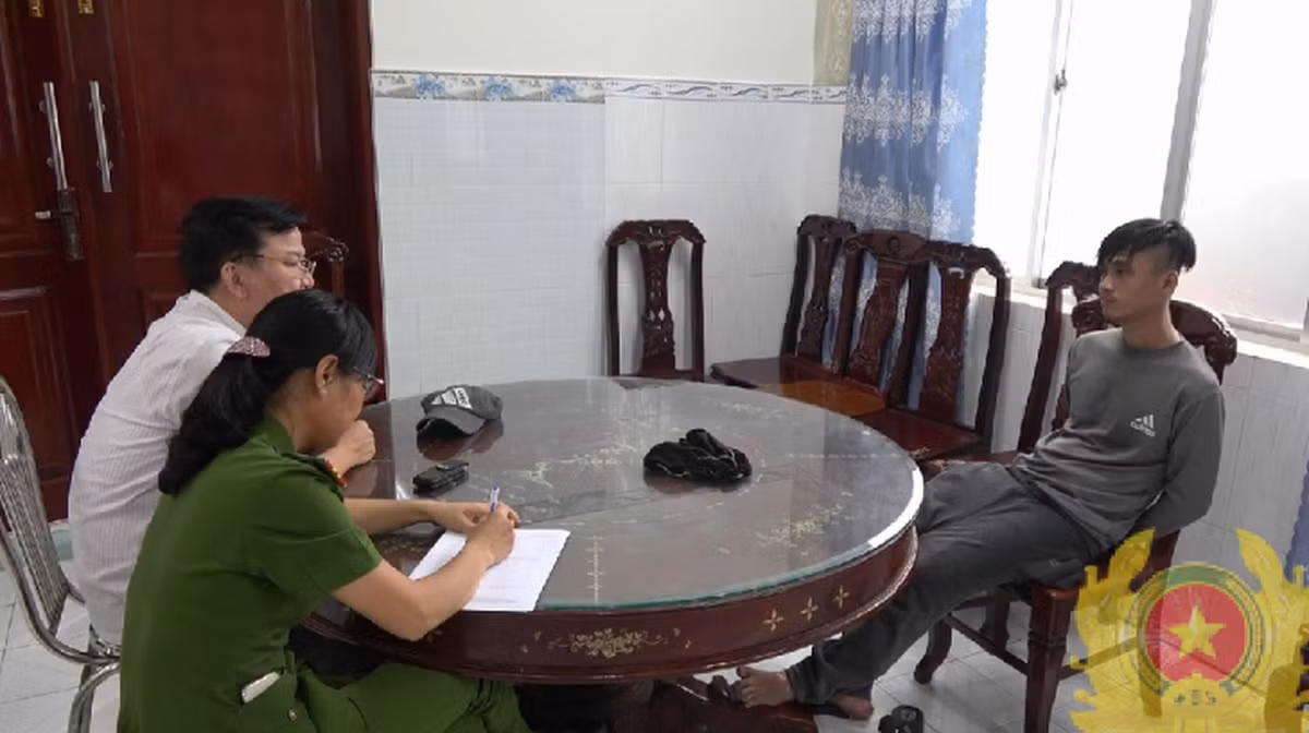  Dùng súng cướp ngân hàng ở Tiền Giang: Ngày 25/9, Võ Thanh Hòa (27 tuổi, ngụ xã Phước Thạnh, TP Mỹ Tho, tỉnh Tiền Giang) đeo khẩu trang, đội mũ bảo hiểm, mang túi xách, đi xe máy đến Phòng giao dịch Ngân hàng Agribank chi nhánh Trung An (thuộc ấp Bình Tạo, xã Trung An, TP Mỹ Tho). Hòa cầm súng tự chế uy hiếp giao dịch viên để cướp tiền. Nhân viên ngân hàng nhấn còi báo động khẩn cấp có kết nối với Trung tâm Cảnh sát 113. Thấy vậy, Hòa bỏ chạy. Sau 48 giờ, Hòa đã bị Công an bắt.