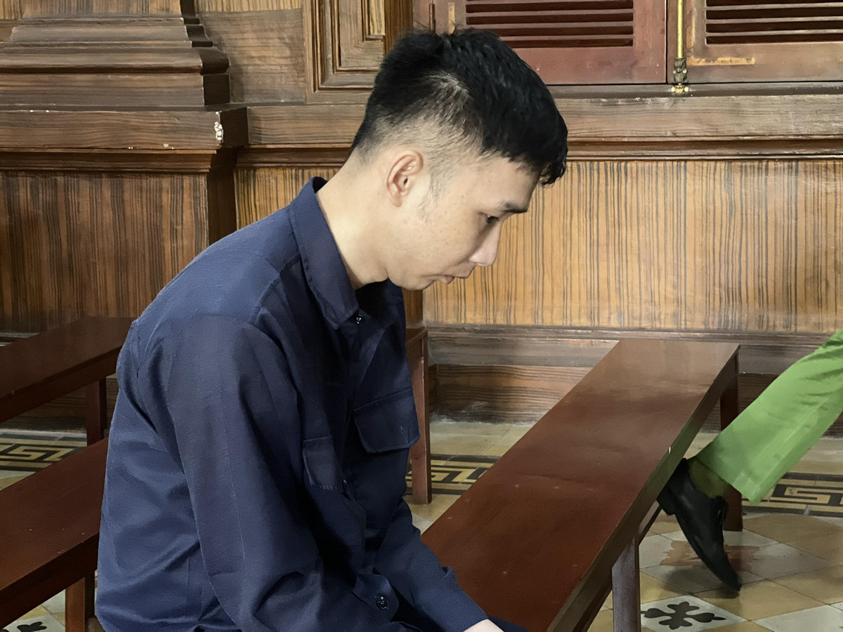  Giết chết người yêu rồi nằm cạnh xác cả đêm: Ngày 26/9, TAND TP HCM đã tuyên án chung thân đối với bị cáo Nguyễn Thanh Duy (31 tuổi, ngụ Vĩnh Long) về tội “Giết người”. Trước đó, trưa 6/7/2022, Duy mang theo một con dao rồi đón xe khách đi từ thành phố Cần Thơ đến Bến xe Miền Tây (quận Bình Tân, TP HCM) đợi chị Như chạy xe tới đón. Khoảng 23h cùng ngày, cả hai vào khách sạn nói chuyện. Ở trong phòng, Duy quỳ dưới đất, rút dao đe dọa, buộc chị Như quay lại hàn gắn tình cảm, nhưng chị Như không đồng ý. Bực tức, anh ta rút dao đâm người yêu. Sau khi sát hại người yêu, Duy kéo xác lên giường và nằm cạnh tới sáng. 