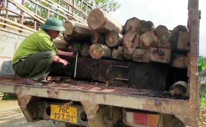  2 kiểm lâm bị lâm tặc đánh nhập viện, dọa giết: Giữa tháng 2/2023, tổ công tác bảo vệ rừng thuộc Hạt kiểm lâm Trà Bồng, tỉnh Quảng Ngãi đang làm nhiệm vụ thì phát hiện ô tô chở gỗ có dấu hiệu khả nghi từ hướng xã Trà Phong, huyện Trà Bồng về huyện Bắc Trà My nên ra hiệu dừng kiểm tra. Khi thấy đoàn công tác, xe chở gỗ không chấp hành mà còn tăng tốc vượt qua chốt. Thấy vậy, ông Đinh Hồng Tâm, cán bộ Hạt Kiểm lâm Trà Bồng cùng ông Nguyễn Ngọc Ân, nhân viên bảo vệ rừng khu Tây huyện Trà Bồng, đã dùng xe máy truy đuổi thì bị các đối tượng trên xe tấn công, dọa giết. 2 đối tượng trực tiếp đánh 2 kiểm lâm được xác định là Trác Quy Lực (trú xã Trà Sơn, huyện Trà Bồng) và Lương Cơ Hùng (trú thị trấn Trà Xuân, huyện Trà Bồng). Hiện vụ việc đang được cơ quan chức năng điều tra, làm rõ.