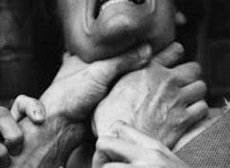 Mãi đến 22h đêm 7/5/2007, trên đường đi nhậu trở về, tình cờ hắn nhìn thấy chị Sương đang lầm lũi dắt xe đạp đi trên con đường liên xã La Hai, Xuân Phước. Hắn chủ động đón đầu chị Sương, tung một quả đấm vào mặt, rồi xông tới quật ngã chị bên lề đường, dùng tay bóp cổ đến ngất xỉu. Trong đêm tối mịt, kẻ sát nhân lặng lẽ tháo 2 chiếc nhẫn vàng trên tay chị Sương, rồi kéo xác nạn nhân đẩy xuống sông Trà Bương để tạo hiện trường giả. Ngay trong đêm hôm đó, Tuấn xuống thị trấn Chí Thạnh, huyện Tuy An đón xe khách trốn lên Đắk Lắk rồi vòng sang Gia Lai. (Ảnh minh họa, nguồn internet) 