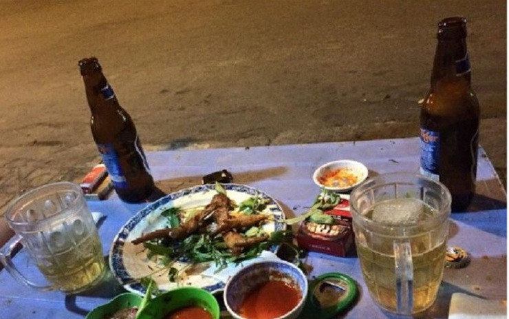 Chiều tối 7/5/2007, có người nhìn thấy Tuấn còn ngồi nhậu với một số thanh niên ở Xuân Quang 3 và thị trấn La Hai trong một quán cóc, nhưng đến khuya hôm đó hắn đã trốn khỏi địa phương. Tiếp tục mở rộng điều tra đã xác định chiếc mũ diềm thu được tại hiện trường vụ án là của Tuấn. Trước khi lẩn trốn, Tuấn đã mò đến nhà một phụ nữ góa chồng ở gần chợ Thạnh Đức để tán tỉnh, nhằm hợp thức hóa thời gian, nhưng chứng cứ các trinh sát thu thập được đã chứng minh Trần Quốc Tuấn chính là hung thủ gây án. (Ảnh minh họa, nguồn internet)