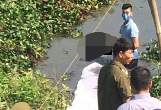 Từ kết quả khám nghiệm, các điều tra viên và cán bộ kỹ thuật hình sự phát hiện nơi tìm thấy thi thể nạn nhân chỉ là hiện trường... giả, nên công tác khám nghiệm đã được mở rộng về phía con đường liên xã chạy dọc sông Trà Bương. Các điều tra viên đã phát hiện được một chiếc mũ diềm màu nâu sậm, trên mặt diềm mũ có in chữ H.O.T. Cũng tại khu vực này, rất nhiều nhánh cỏ bị dập nát, trên mặt đất có nhiều dấu chân người giẫm đạp. Điều đó chứng tỏ trước khi chết, nạn nhân chống trả quyết liệt. Các điều tra viên nhận định đây là vụ giết người để cướp tài sản, vì theo xác nhận của thân nhân người chết, 2 chiếc nhẫn vàng trên tay chị Sương đã bị mất. (Ảnh minh họa, nguồn internet) 