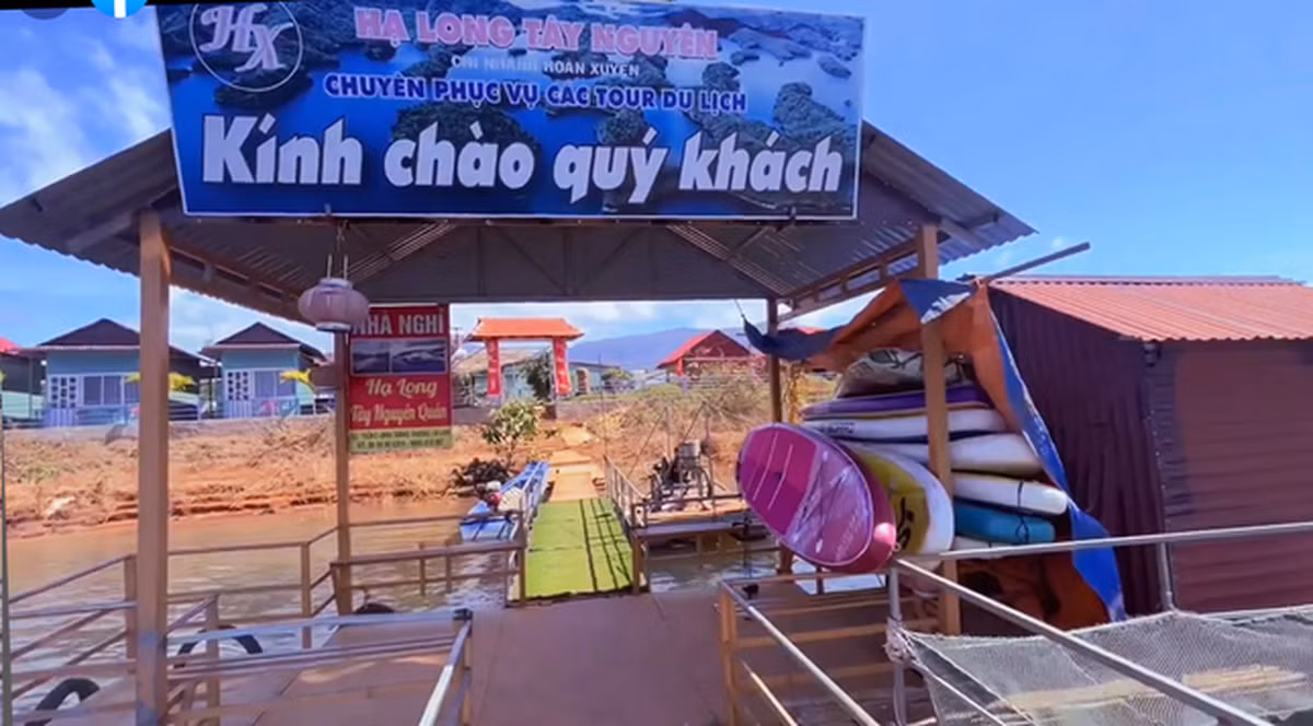 Theo đơn giá đất tại bảng giá đất của UBND tỉnh Lâm Đồng ban hành năm 2020, giá đất phi nông nghiệp tương đương tại khu vực mà Hoàn lấn chiếm là 84.000 đồng/m2 và giá đất nông nghiệp khác là 25.000 đồng/m2. Đầu tháng 3/2023, UBND tỉnh Lâm Đồng ra quyết định xử phạt Hoàn với số tiền 200 triệu đồng vì hành vi chiếm 28.316 m2 đất nêu trên.