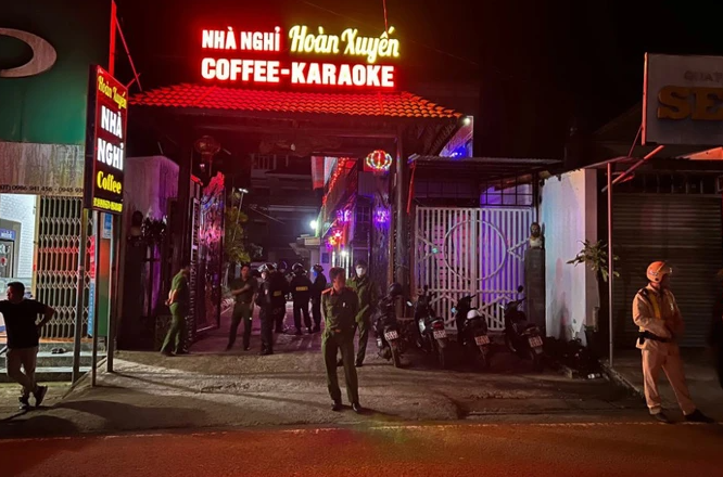 "Hoàn Xuyến" từng ở tù về tội cố ý gây thương tích. Hiện nay, khu nhà ở xã Tân Lâm để bảng hiệu nhà nghỉ - karaoke - cà phê mà Hoàn làm chủ không có giấy phép kinh doanh. "Do không có giấy phép nên ông ấy chỉ để bảng hiệu vậy thôi chứ xã không cho hoạt động, thực tế cũng không có khách đến"- vị lãnh đạo xã cho biết. 