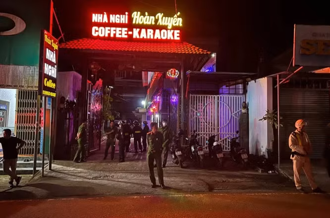 "Hoàn Xuyến" từng ở tù về tội cố ý gây thương tích. Hiện nay, khu nhà ở xã Tân Lâm để bảng hiệu nhà nghỉ - karaoke - cà phê mà Hoàn làm chủ không có giấy phép kinh doanh. "Do không có giấy phép nên ông ấy chỉ để bảng hiệu vậy thôi chứ xã không cho hoạt động, thực tế cũng không có khách đến"- vị lãnh đạo xã cho biết. 