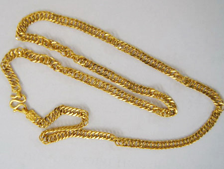 Gây án xong, Minh giật sợi dây chuyền trên cổ chị D. rồi đi vào sau nhà lục tủ lấy túi xách chứa nhiều trang sức và tiền mặt bỏ trốn. Minh mang sợi dây chuyền cướp được của nạn nhân đến một tiệm vàng ở khu vực chợ Rạch Kiến, huyện Cần Đước bán với giá gần 32 triệu đồng và thuê xe ôm chở đi TP HCM trước khi trở về huyện Định Quán, tỉnh Đồng Nai tiếp tục công việc lái xe như chưa có chuyện gì xảy ra. (Ảnh minh họa, nguồn internet) 