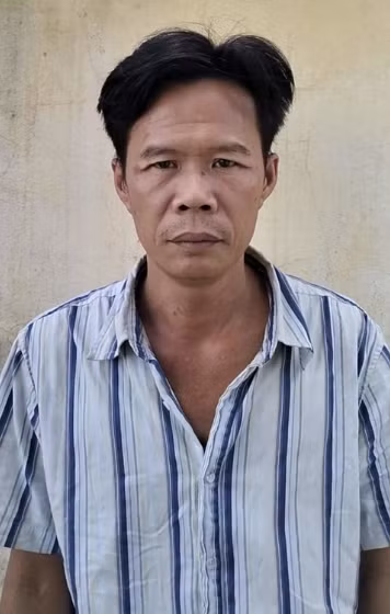 Tại cơ quan điều tra, Minh khai mình là tài xế xe đường dài. Do nhiều lần đến quán cà phê của chị D. tại xã Long An, huyện Cần Giuộc nên Minh quen biết và để ý chị D. thường mang nhiều đồ trang sức bằng vàng có giá trị. Sáng 25/11/2022, Minh đón xe từ TP HCM đến huyện Cần Đước rồi ghé chợ mua 1 con dao nhọn và 1 cuộn băng keo nhằm mục đích dùng băng keo cột tay, bịt miệng và dùng dao đâm chị D. để cướp tài sản. 