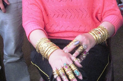 Quá trình khám nghiệm hiện trường, lời khai của người nhà chị D. và những người quen biết, xác định chị D là người có nhan sắc và hằng ngày nạn nhân có đeo nhiều trang sức, nhưng thời điểm phát hiện án mạng, những tài sản này không còn. Nhận định động cơ giết người của hung thủ là để cướp tài sản, cơ quan điều tra nhanh chóng khoanh vùng đối tượng gây án. (Ảnh minh họa, nguồn internet) 