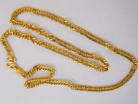 Gây án xong, Minh giật sợi dây chuyền trên cổ chị D. rồi đi vào sau nhà lục tủ lấy túi xách chứa nhiều trang sức và tiền mặt bỏ trốn. Minh mang sợi dây chuyền cướp được của nạn nhân đến một tiệm vàng ở khu vực chợ Rạch Kiến, huyện Cần Đước bán với giá gần 32 triệu đồng và thuê xe ôm chở đi TP HCM trước khi trở về huyện Định Quán, tỉnh Đồng Nai tiếp tục công việc lái xe như chưa có chuyện gì xảy ra. (Ảnh minh họa, nguồn internet) 