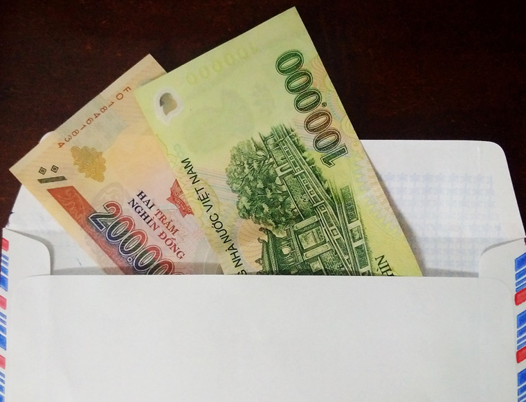 Để tránh bị phát hiện, Minh bắt xe ôm đến gần cầu Mồng Gà, xã Long An, huyện Cần Giuộc rồi một mình đi bộ lại quán cà phê của chị D.. Tại đây, Minh thỏa thuận mua dâm chị D. với giá 600 ngàn đồng và được chị D. đồng ý. Sau khi “vui vẻ”, Minh trả 300 ngàn đồng và nợ lại 300 ngàn đồng. Không đồng ý cho Minh nợ nên chị D. chửi. (Ảnh minh họa, nguồn internet) 