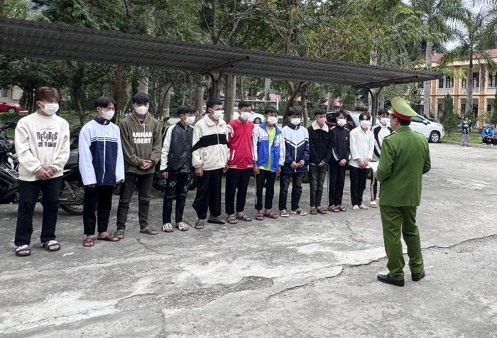 Khoi to 7 thanh nien net bo, boc dau, nem vo chai vao nguoi dan