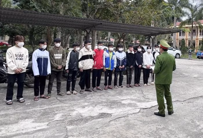 Khoi to 7 thanh nien net bo, boc dau, nem vo chai vao nguoi dan