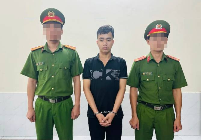 Cơ quan điều tra xác định, vào khoảng 15h ngày 8/2 (nhằm ngày 29 Tết), sau khi dẫn dụ nạn nhân qua phòng trọ số 14 với lý do nhờ phụ giúp dọn đồ đạc, Khoa đã khóa cửa phòng trọ, dùng dao đe dọa, uy hiếp nhằm mục đích cướp tài sản của nạn nhân. Sau đó, nghi phạm dùng vũ lực tấn công và sử dụng dao đâm, dẫn đến cái chết của chị Th. 