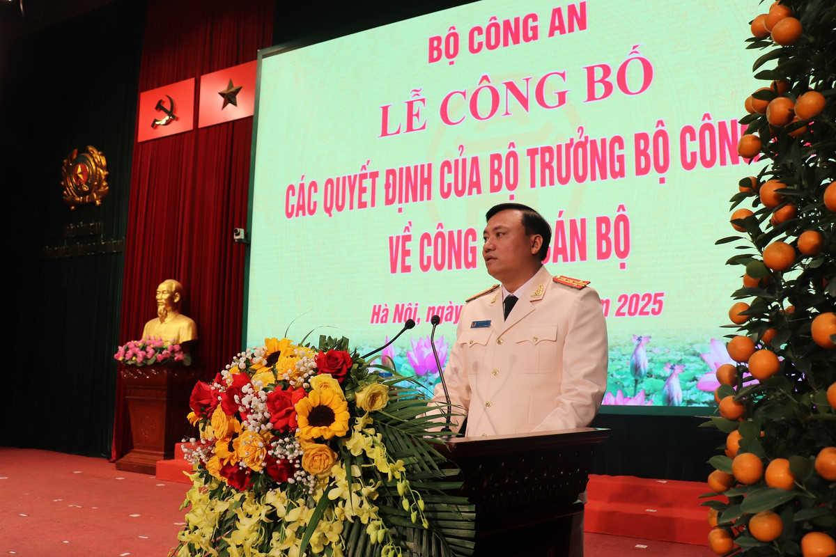 Phát biểu nhận nhiệm vụ, Đại tá Nguyễn Tiến Đạt - tân Phó Giám đốc Công an TP Hà Nội khẳng định, trên cương vị mới, với trọng trách được giao sẽ tận tâm, tận lực, không ngừng nỗ lực rèn luyện, nâng cao năng lực lãnh đạo, công tác chuyên môn, giữ vững phẩm chất đạo đức cách mạng theo Sáu điều Bác Hồ dạy Công an nhân dân; đề cao trách nhiệm, đổi mới phương pháp công tác để hoàn thành tốt mọi nhiệm vụ được giao. Ảnh CAHN