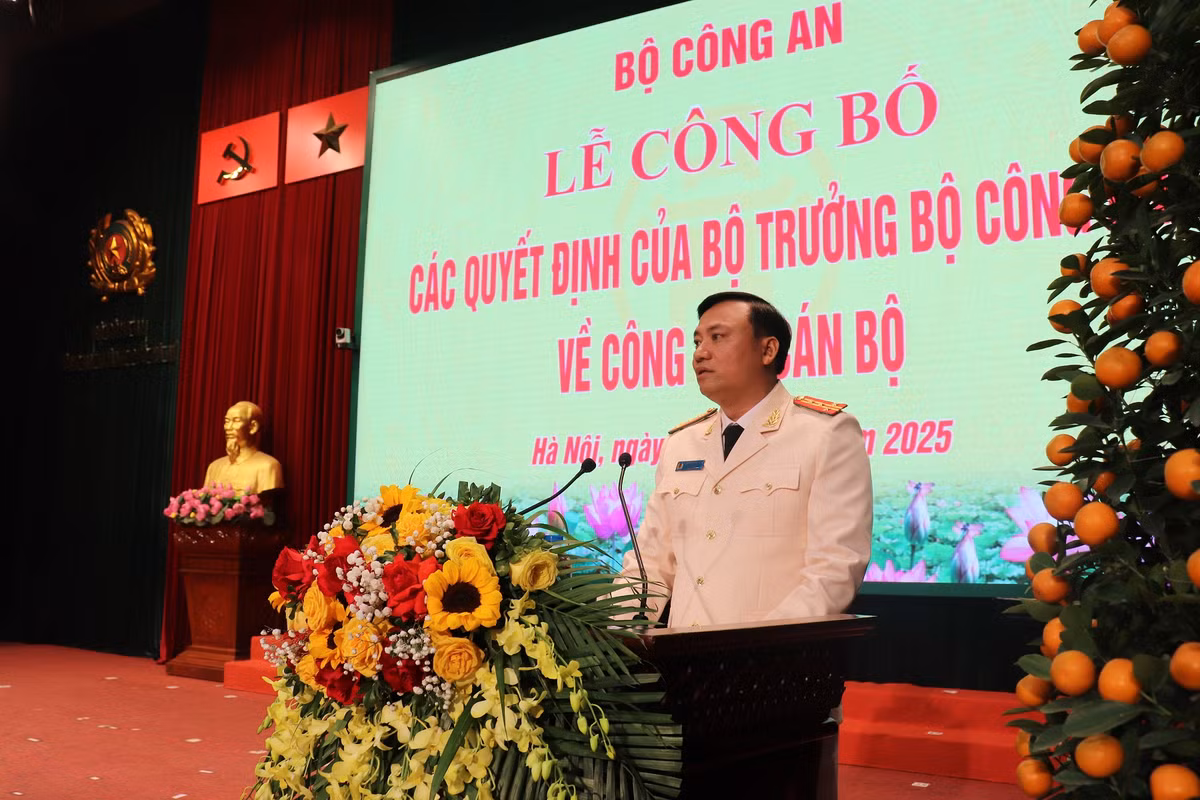 Phát biểu nhận nhiệm vụ, Đại tá Nguyễn Tiến Đạt - tân Phó Giám đốc Công an TP Hà Nội khẳng định, trên cương vị mới, với trọng trách được giao sẽ tận tâm, tận lực, không ngừng nỗ lực rèn luyện, nâng cao năng lực lãnh đạo, công tác chuyên môn, giữ vững phẩm chất đạo đức cách mạng theo Sáu điều Bác Hồ dạy Công an nhân dân; đề cao trách nhiệm, đổi mới phương pháp công tác để hoàn thành tốt mọi nhiệm vụ được giao. Ảnh CAHN