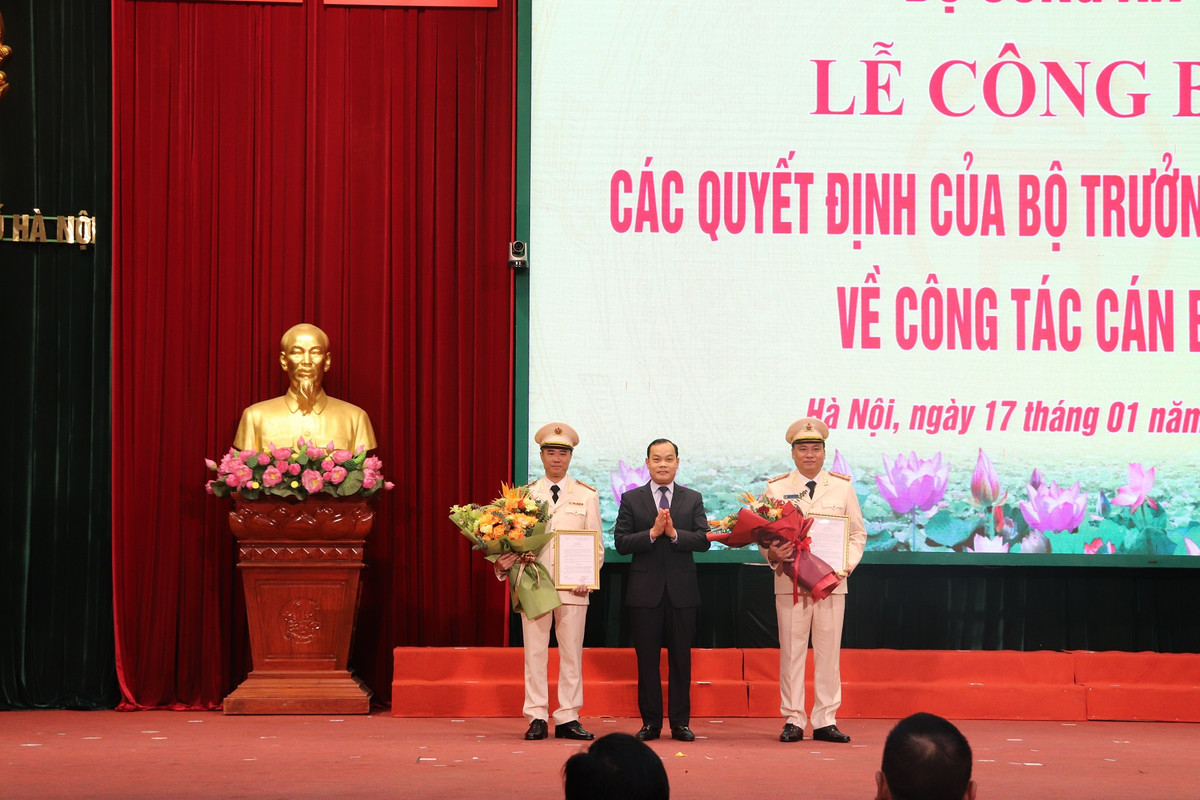 Giám đốc Công an TP Hà Nội yêu cầu trên cương vị mới, theo tinh thần “Chức vụ càng cao thì trách nhiệm phải càng lớn”, hai đồng chí tân Phó Giám đốc phải phát huy cao nhất tinh thần trách nhiệm, phẩm chất năng lực, kinh nghiệm công tác cùng tập thể lãnh đạo chỉ đạo thực hiện tốt chức năng tham mưu, quản lý nhà nước về bảo vệ an ninh quốc gia, bảo đảm trật tự, an toàn xã hội, đấu tranh phòng, chống tội phạm và vi phạm pháp luật về an ninh quốc gia, trật tự, an toàn xã hội trên địa bàn Thủ đô. (Đồng chí Nguyễn Hồng Nhật - Phó Trưởng Ban Thường trực Ban tổ chức Thành uỷ Hà Nội tặng hoa chúc mừng 02 đồng chí tân Phó Giám đốc). Ảnh CAHN 