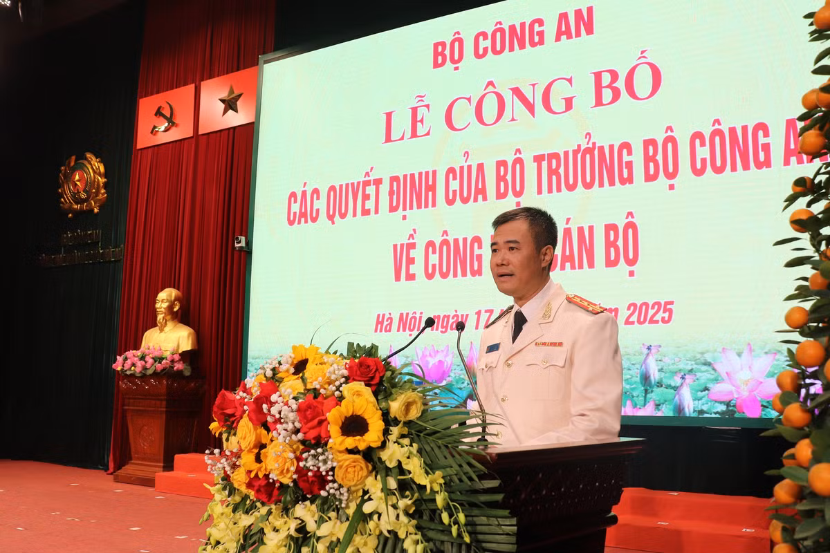 Phát biểu nhận nhiệm vụ, Đại tá Nguyễn Ngọc Quyền - tân Phó Giám đốc Công an TP Hà Nội khẳng định sẽ không ngừng học tập, nghiên cứu các nhiệm vụ chuyên môn; cố gắng rèn luyện bản thân, giữ vững bản lĩnh chính trị, đạo đức cách mạng và tinh thần “vì nhân dân phục vụ”; nhanh chóng nắm bắt, sâu sát với lĩnh vực, địa bàn được phân công phụ trách; tiếp tục kế thừa truyền thống vẻ vang của các thế hệ tướng lĩnh, sĩ quan, chiến sĩ lực lượng Công an Thủ đô; cùng tập thể Đảng ủy, Ban Giám đốc và cán bộ, chiến sĩ Công an thành phố vượt qua mọi khó khăn, thử thách, để hoàn thành xuất sắc nhiệm vụ. Ảnh CAHN 