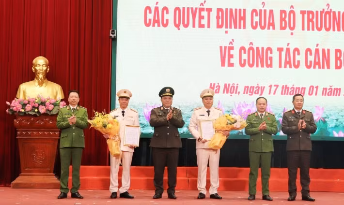 “Quyết định bổ nhiệm hai đồng chí Phó Giám đốc thể hiện sự quan tâm, ghi nhận, đánh giá cao của Bộ Công an đối với những đóng góp của hai đồng chí. Đặc biệt là đồng chí Bộ trưởng Bộ Công an đã tin tưởng và tạo điều kiện để đội ngũ cán bộ Công an thành phố không ngừng phát triển. Đây không chỉ là niềm vinh dự, tự hào của cá nhân các đồng chí mà cũng là niềm vinh dự, tự hào của Công an TP Hà Nội”, Trung tướng Nguyễn Hải Trung nhấn mạnh. Ảnh CAHN