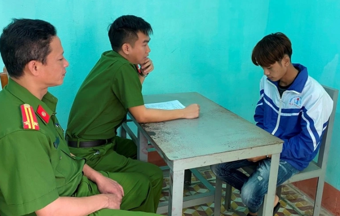 Phát hiện có kẻ lạ mặt, ông bà N lao tới túm lấy Long, lôi gã về phía hiên nhà. Bị bắt, lại sợ lộ mặt nên Long rút con dao thủ sẵn đâm 1 nhát vào ngực ông N. Gã vùng chạy ra phía cổng nhưng vẫn bị vợ chồng chủ nhà đuổi theo. Long lạnh lùng dùng dao đâm liên tiếp hàng chục nhát vào hai người. Biết vợ chồng ông N đã chết, Long vào nhà lấy đi hai chiếc điện thoại rồi bỏ trốn. Với tội ác ghê rợn của mình, sau này Long bị TAND tỉnh Thanh Hóa tuyên mức án tử hình. Chỉ vì nghiện game, một gã trai trẻ đã nhẫn tâm tước đoạt mạng sống của hai người hàng xóm. 