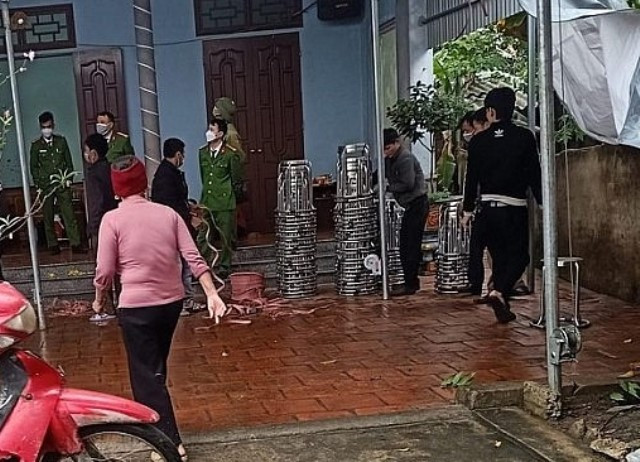 Nhận được tin báo, Công an tỉnh Thanh Hóa đã nhanh chóng có mặt. Tại hiện trường, công an xác định ông N. và vợ là bà Cù Thị K. (SN 1953) đã tử vong trước đó nhiều giờ, trên cơ thể có hàng chục vết thương chí mạng gây ra bởi vật sắt nhọn. Nơi phát hiện tử thi là khoảng sân trước nhà, phía bên trong cửa còn mở, tuy nhiên không có dấu hiệu lục soát đồ đạc. Tại hiện trường, công an tìm thấy một vết giầy loại thể thao di chuyển ra khu vực nhà vệ sinh kèm theo nhiều giọt máu. (Ảnh minh họa, nguồn internet)