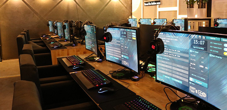 Sau nhiều ngày lùng xục, đến ngày 11/10, một tổ trinh sát của Công an tỉnh Thanh Hóa khi rà soát ở cửa hàng internet trên địa bàn huyện Hà Trung đã phát hiện có một thanh niên đang mải mê "cày game". Trên quần, áo và đôi giầy thể thao đang đi vẫn còn vương vết máu. Đặc biệt, bàn tay được băng bó cẩn thận, chắc chắn là do vết thương. Sau khi quan sát, nhận định đây chính là Long, các trinh sát đã bất ngờ lao vào khống chế, bắt giữ đối tượng. Các trinh sát cũng thu giữ tại chỗ 2 chiếc điện thoại của vợ chồng nạn nhân N. (Ảnh minh họa, nguồn internet)