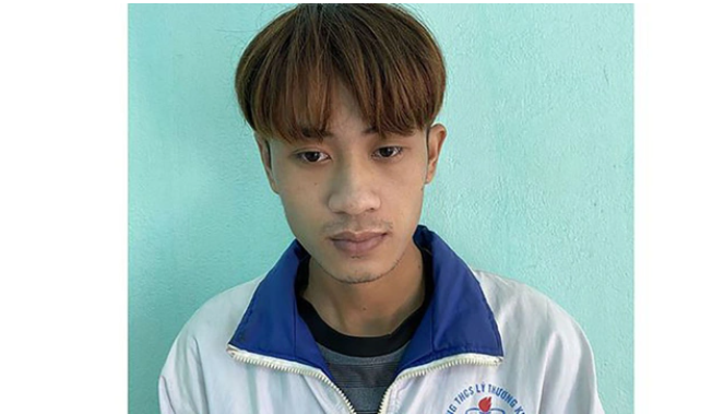 Tại cơ quan công an, dù chứng cứ rành rành nhưng Long vẫn cố tình khai báo quanh co, chối tội. Chỉ đến khi các điều tra viên cung cấp thêm thông tin, Long mới thừa nhận gây ra vụ án mạng khiến vợ chồng ông N tử vong. Long khai, do nghiện game, lại không có thu nhập nên gã rất cần tiền. Sau Trung thu, Long nói dối bố mẹ là đi TP Thanh Hóa làm thuê. Kỳ thực hắn đến một căn nhà hoang gần đó tá túc. Rạng sáng 7/10, Long trèo tường leo vào nhà ông N với ý định trộm cắp. Gã lục lọi dưới căn bếp, nhưng không tìm được tài sản nào có giá trị. Lúc này, chó bắt đầu sủa đã đánh thức ông bà N. tỉnh dậy. 