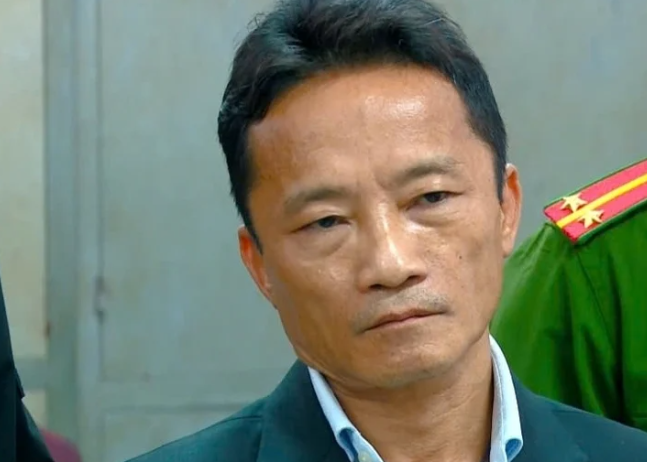 Công an TP Nha Trang, tỉnh Khánh Hòa đã khởi tố, bắt tạm giam ông Nguyễn Thanh Bình hay còn gọi là Bình "con" (53 tuổi, ngụ phường Tân Tiến, TP Nha Trang) - người mặc vest đi ô tô Mercedes dừng xe định hái hoa trong công viên để tặng bạn gái, khi bị ngăn cản ông Nguyễn Thanh Bình đã rút kiếm dọa chém công nhân môi trường Nha Trang.