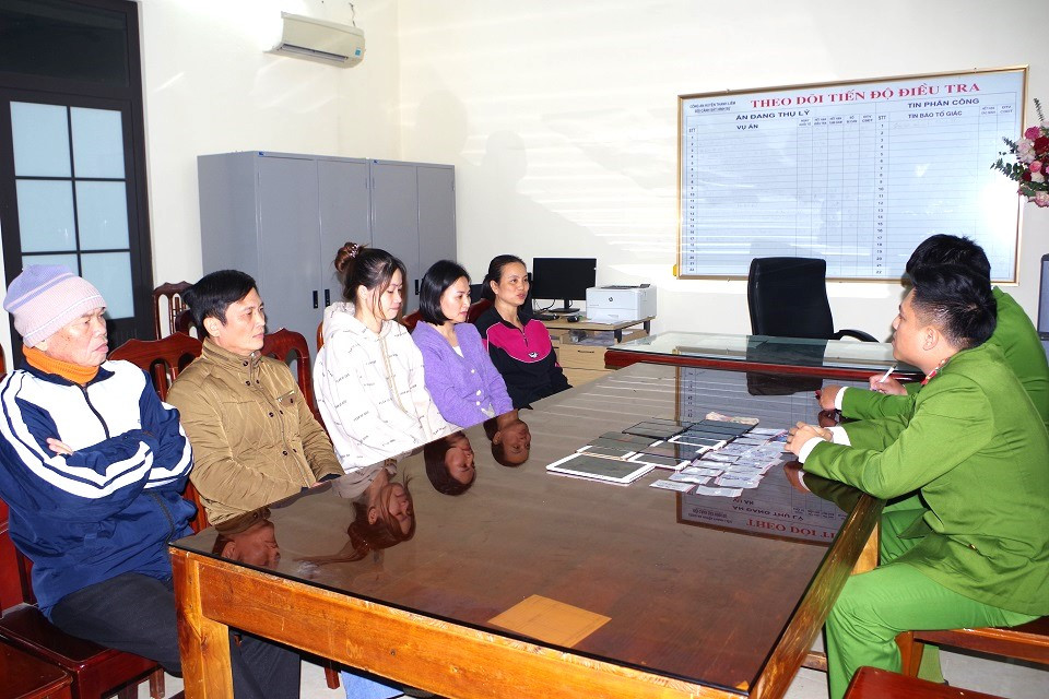 Khởi tố 6 đối tượng mua bán thông tin tài khoản ngân hàng Khoi to 6 doi tuong mua ban thong tin tai khoan ngan hang