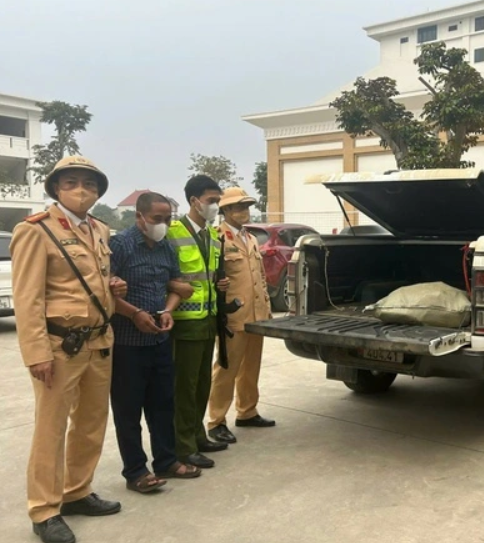 Đối tượng này lợi dụng thông thạo địa bàn, với vỏ bọc là người có chức vụ tại địa phương, cấu kết với các đối tượng cộm cán bên kia biên giới để giao dịch mua bán ma túy, sau đó trung chuyển đi tiêu thụ. Lê Hoàng Cường (SN 1990), quê quán Hà Nội là một mắt xích quan trọng trong đường dây do Vừ đứng đầu. 