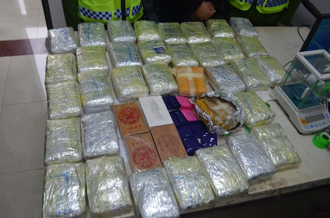 Dưới sự chỉ đạo trực tiếp, sát sao của Lãnh đạo Công an tỉnh, vào khoảng 7h ngày 09/01/2025, tại khu vực QL 46 thuộc xã Hưng Chính, TP Vinh, Ban chuyên án bắt giữ thành công Mùa Bá Vừ về hành vi mua bán trái phép chất ma túy, thu giữ 35 kg ma túy tổng hợp, 4 bánh hêrôin, 1 ô tô và một số vật chứng liên quan khác. 