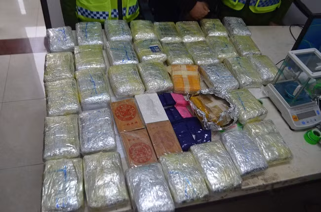 Dưới sự chỉ đạo trực tiếp, sát sao của Lãnh đạo Công an tỉnh, vào khoảng 7h ngày 09/01/2025, tại khu vực QL 46 thuộc xã Hưng Chính, TP Vinh, Ban chuyên án bắt giữ thành công Mùa Bá Vừ về hành vi mua bán trái phép chất ma túy, thu giữ 35 kg ma túy tổng hợp, 4 bánh hêrôin, 1 ô tô và một số vật chứng liên quan khác. 