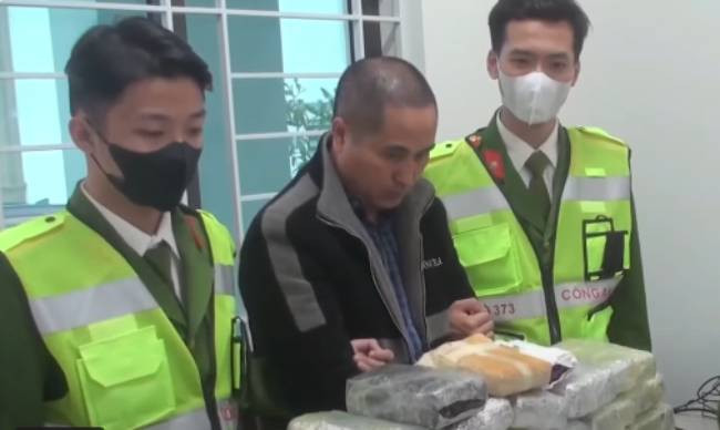 Khoảng 1h ngày 9/1/2025, tổ công tác phát hiện đối tượng Mùa Bá Vừ đang di chuyển từ huyện Kỳ Sơn về TP Vinh với nhiều biểu hiện nghi vấn. Xác định thời cơ đã chín muồi, Ban chuyên án quyết định phá án, cất trọn “mẻ lưới”. 