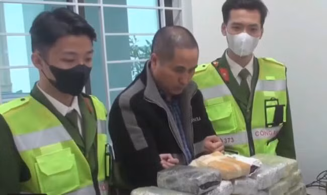 Khoảng 1h ngày 9/1/2025, tổ công tác phát hiện đối tượng Mùa Bá Vừ đang di chuyển từ huyện Kỳ Sơn về TP Vinh với nhiều biểu hiện nghi vấn. Xác định thời cơ đã chín muồi, Ban chuyên án quyết định phá án, cất trọn “mẻ lưới”. 