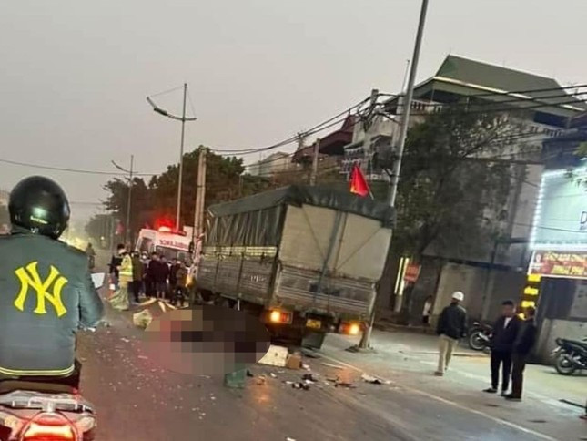 Xe máy va chạm xe tải khiến 3 người tử vong ở Hà Nội Xe may va cham xe tai khien 3 nguoi tu vong o Ha Noi