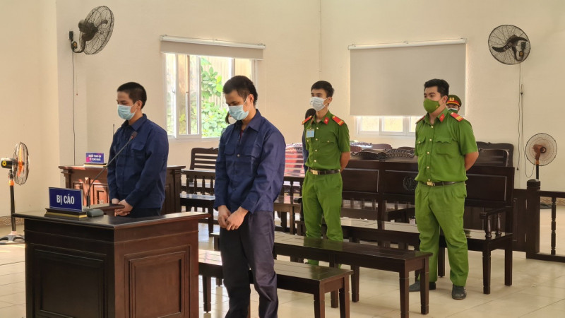 Đến tiệm thuốc Tây, Thủy phát hiện xe máy để phía trước nên lấy trộm. Khi bị phát hiện, hắn đã chống trả quyết liệt khiến anh T. tử vong. Đầu năm 2022, Thủy bị tuyên mức án tử hình về tội giết người, 4 năm 6 tháng đến 5 năm tù về tội trộm cắp tài sản; Đông bị tuyên mức án 4 năm đến 4 năm 6 tháng về tội trộm cắp tài sản. Câu chuyện trên là bài học cho tất cả chúng ta, khi phát hiện có trộm, không nên tự xử lý mà cần ghi nhận thông tin và báo cho cơ quan công an. Bởi không có kỹ năng, ta rất dễ trở thành nạn nhân của những kẻ bị dồn vào bước đường cùng.