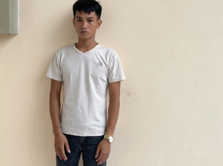 Sau 72 giờ vào cuộc, cơ quan công an đã bắt giữ Nguyễn Văn Đông khi đang lẩn trốn trên địa bàn TP Dĩ An. Lúc đầu, Đông quanh co, không thừa nhận hành vi phạm tội. Chỉ khi trinh sát đưa ra các lập luận về thời gian, địa điểm, dấu vết cho thấy có sự xuất hiện của Đông tại hiện trường vụ án thì đối tượng mới cúi đầu nhận tội. (Đối tượng Đông) 