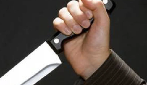 Khi bị anh T. ôm, tên trộm liền bỏ xe, quay ra tấn công mở đường tẩu thoát. Lúc này, anh T. bỏ chạy và ngã xuống đường, nhưng tên đạo chích vẫn áp sát, rút dao đâm một nhát trúng ngực khiến nạn nhân gục tại chỗ. Sau khi gây án, hung thủ lên xe đồng bọn chờ sẵn, nhanh chóng rời khỏi hiện trường. BS T. ngay sau đó được người thân đưa đi cấp cứu, nhưng đã tử vong vì thương tích nặng. (Ảnh minh họa, nguồn internet)