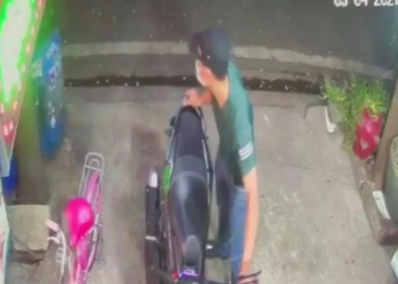 Lúc này, anh T. đang ngồi chơi ở đối diện phòng khám thì nghe con gái nói có người lấy xe. Ngay lập tức, anh T. chạy về và phát hiện nam thanh niên đội mũ lưỡi trai, đeo khẩu trang che kín mặt đang cố đẩy chiếc xe máy của mình dựng trước cửa phòng khám ra ngoài. Thấy vậy, anh T. vừa hô hoán kêu cứu vừa chạy đến ngăn tên trộm.